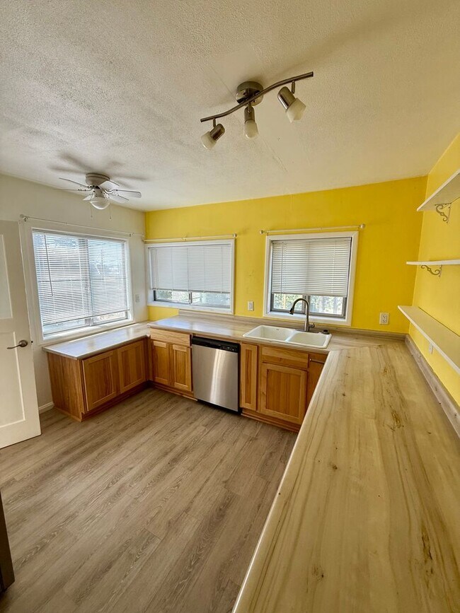 Foto del edificio - Spacious 3-Bedroom, 2-Bath Home with Bonus Living Space