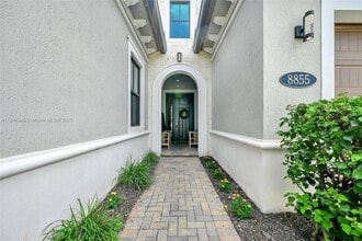 Building Photo - 8855 Watercrest Cir W