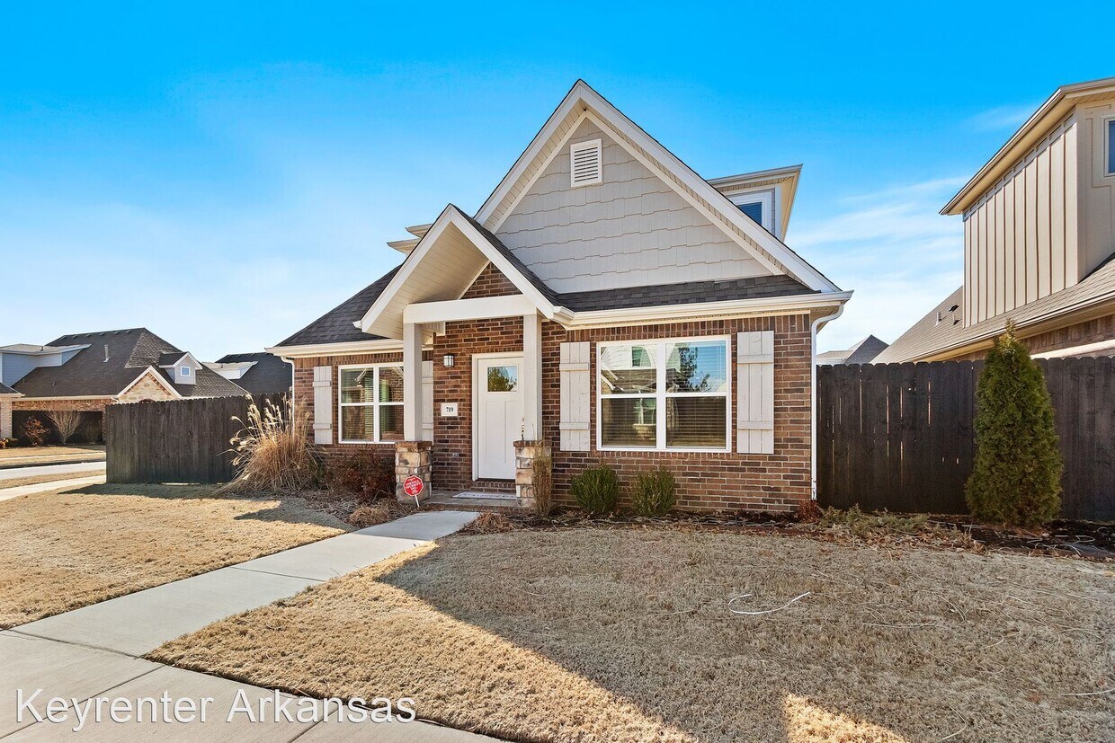 4 br, 3.5 bath House 719 N Malbec Rd House for Rent in Fayetteville