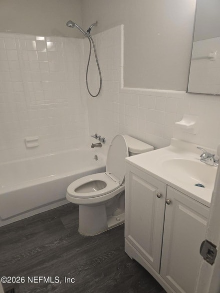 Foto del edificio - 1587 W 30th St