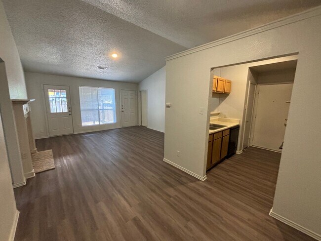 Building Photo - 2033 Redwing Way