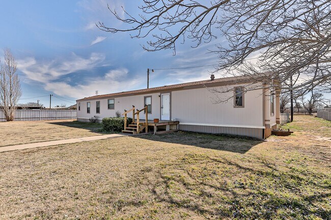 Building Photo - 3 bedroom 2 bath home in Roosevelt school ...