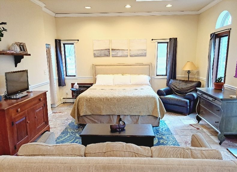 King Bed, plenty of storage, & natural light - 100 Pleasant Valley Rd