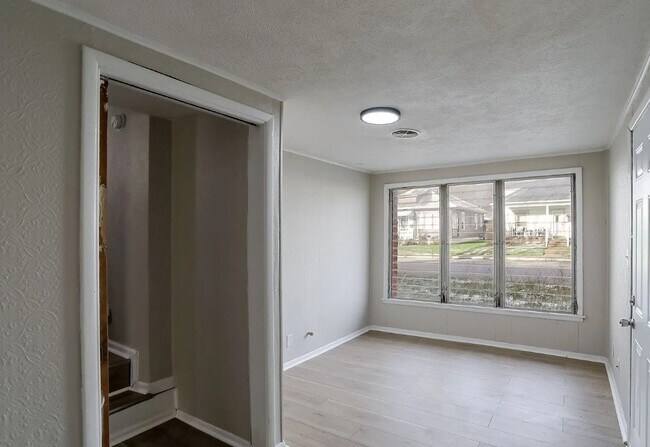 Foto del edificio - 824 W Elm St