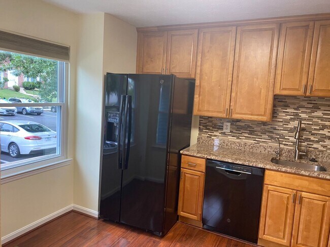 Building Photo - Spacious 3 Bed/2 Full & 2 Half Bath Townhome in Brinkley!