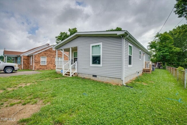 Building Photo - Very nice home located less than 5 minutes...