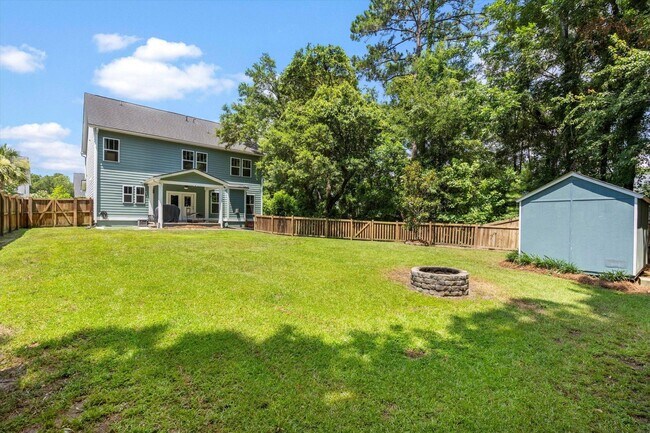Foto del edificio - Beautiful 4-Bedroom Home with Fenced Yard ...