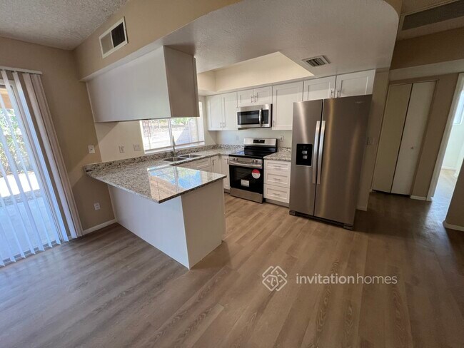 Building Photo - 2210 W Utopia Rd