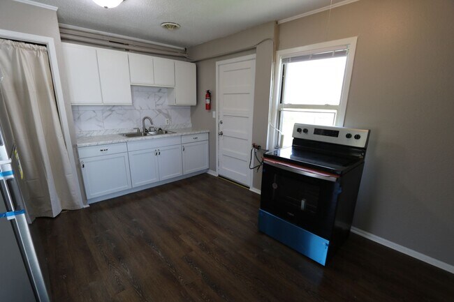 Foto del edificio - 2903-2905-2905 Flint Hills Dr