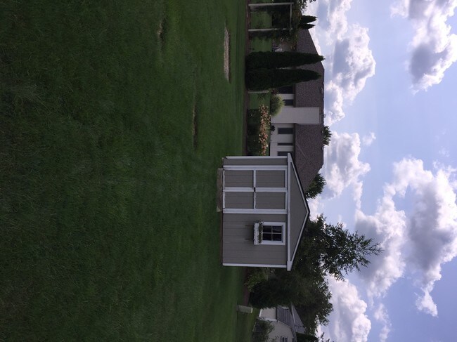 Foto del edificio - 480-482 Water Tower Rd N