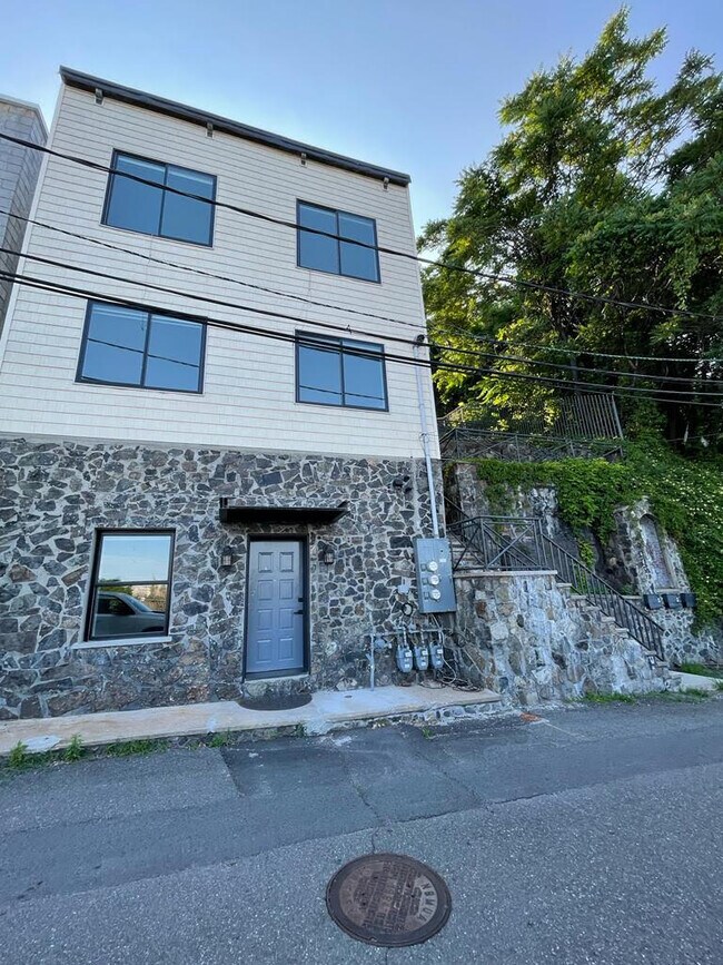 Building Photo - 9009 Riverside Pl
