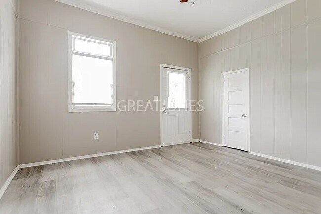 Building Photo - 945 53rd St