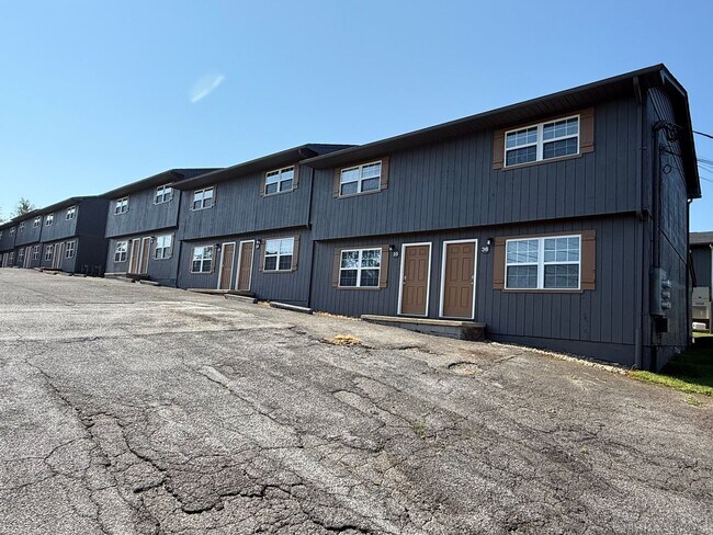 Building Photo - 2 Bedroom 1.5 Bath Apartment located in Jo...