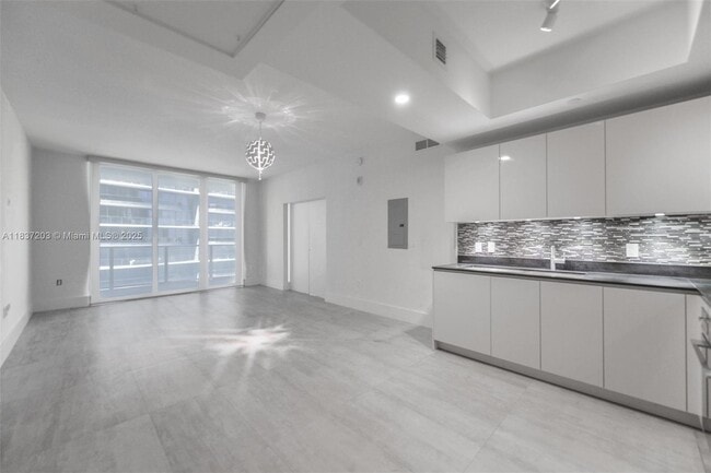 Building Photo - 1010 Brickell Ave