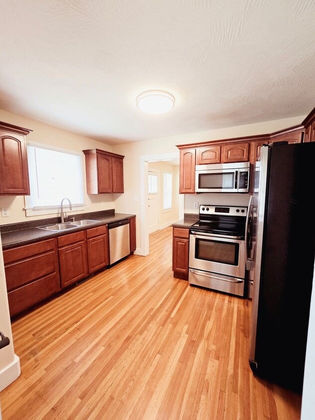 Primary Photo - Cute Bungalow - 2 Living Areas & Bacement