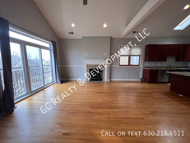 Foto del edificio - *** SPACIOUS 3RD FLOOR 3 BEDROOM / 2 BATH ...