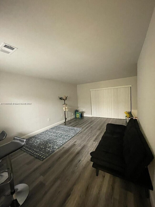 Foto del edificio - 301 Palm Cir E