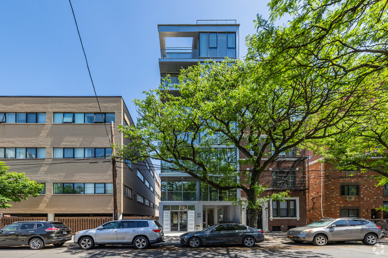Building Photo - 2309 Broadway