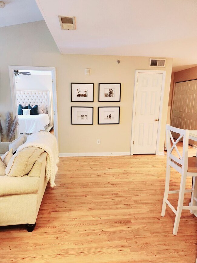 Building Photo - Welcome to Your Cozy New Home! 1 bedroom 1...