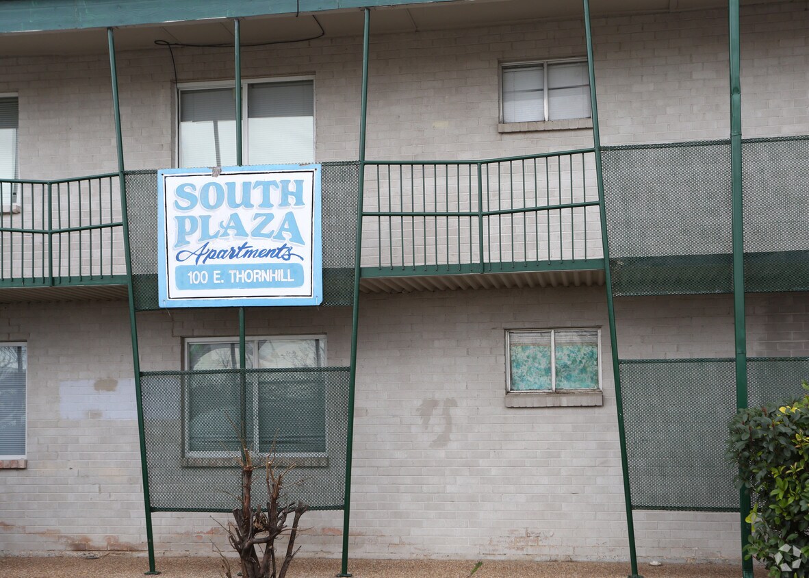 Foto del edificio - South Plaza Apartments
