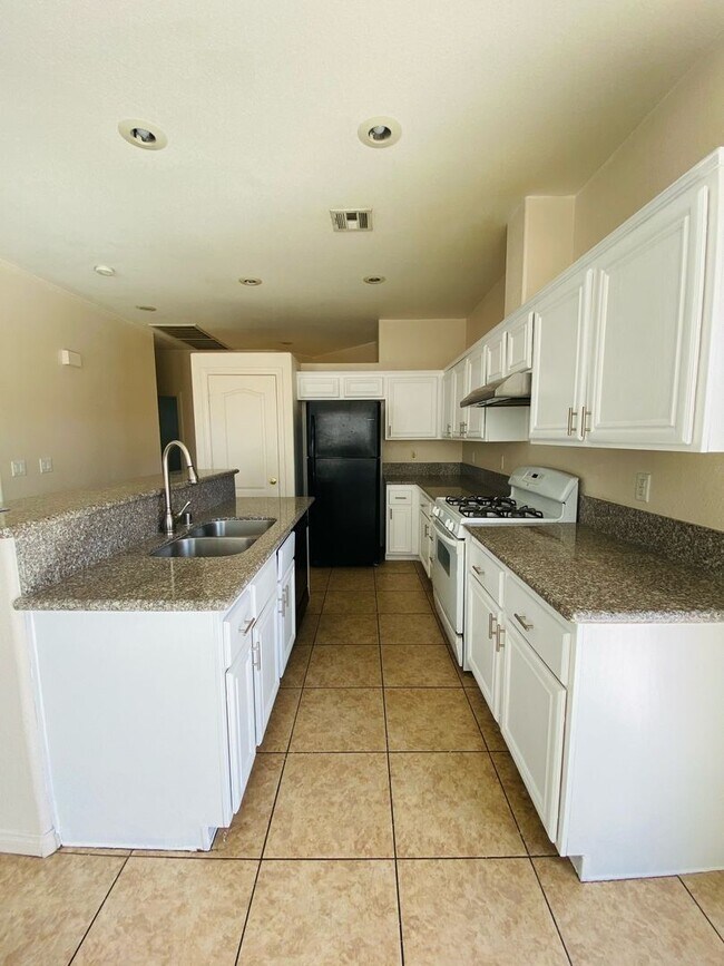 Building Photo - CHARMING SINGLE STORY HOME LOCATED IN MONA...
