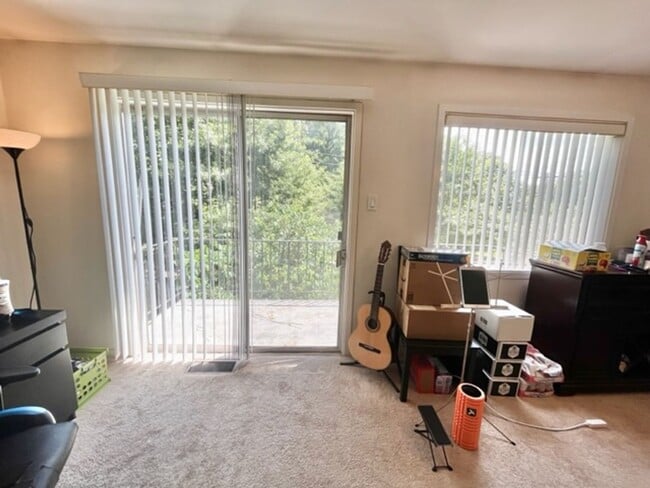 Building Photo - 10618 Kenilworth Ave