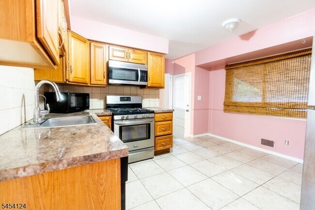 Foto del edificio - 640 Warfield Rd