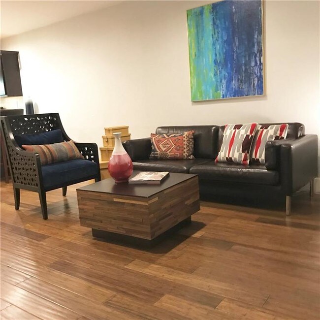 Foto del edificio - 5306 Fleetwood Oaks Ave