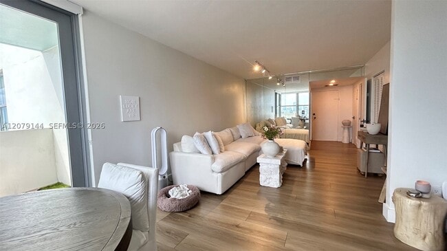 Building Photo - 2899 Collins Ave