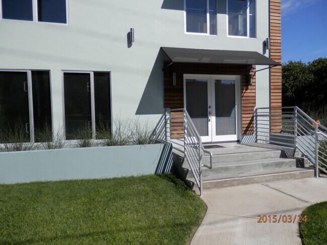 Building Photo - 1950 N Beachwood Dr