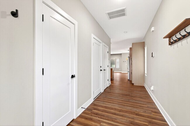 Building Photo - Modern 3BR Townhome in Millbank Village!