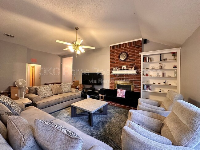 Building Photo - 17316 Valley Crst