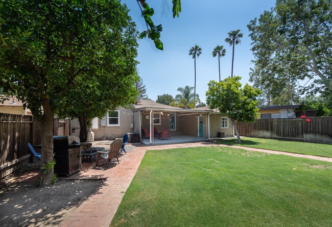 Building Photo - 5865 Vesper Ave