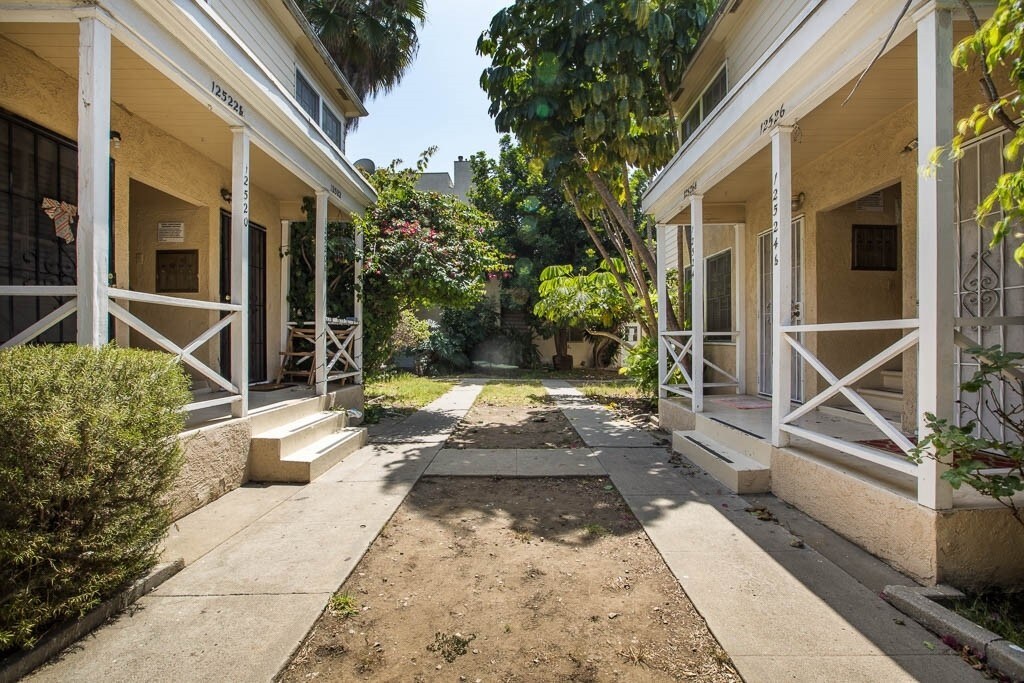 Foto principal - 12518-12524 1/2 Venice Blvd
