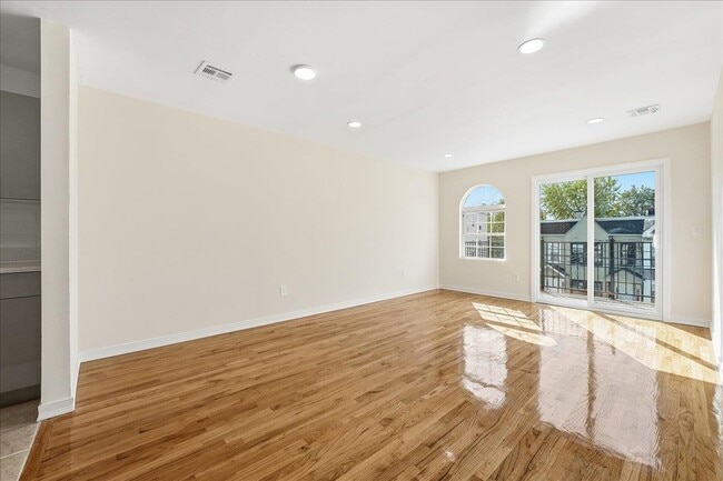 Foto del edificio - 624 Bramhall Ave