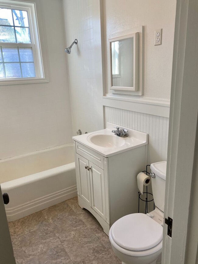 Building Photo - Charming 2/1 newly renovated stone home, w...