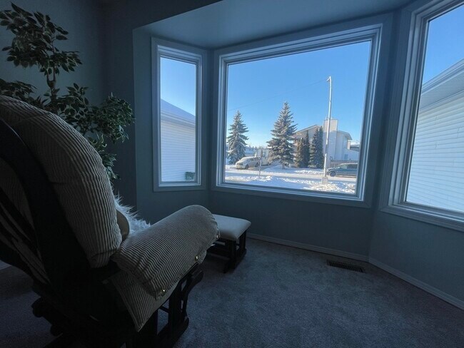 Photo du bâtiment - 8105-188A 188a St NW