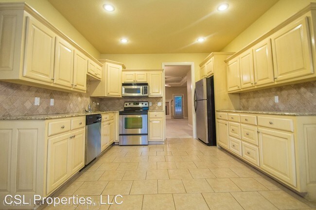 Building Photo - 487 S Pierremont Dr