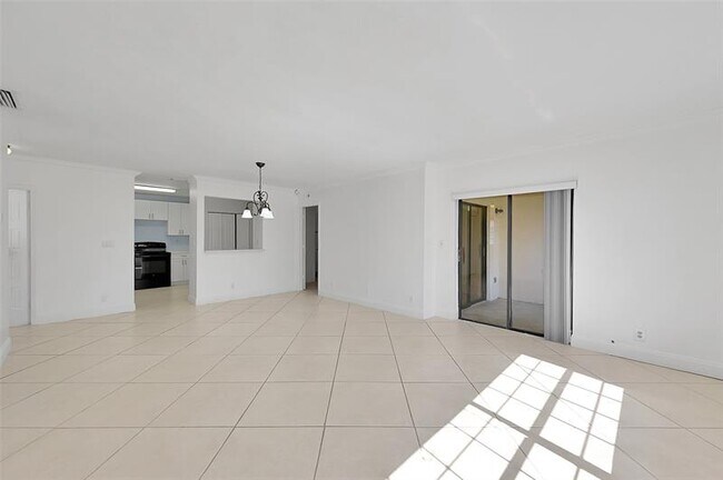 Foto del edificio - 12244 Royal Palm Blvd