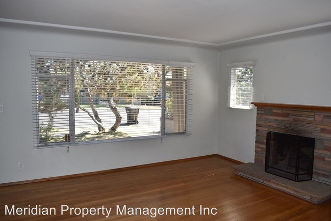 Building Photo - 2 br, 1.5 bath House - 3222 Vancouver Ave.