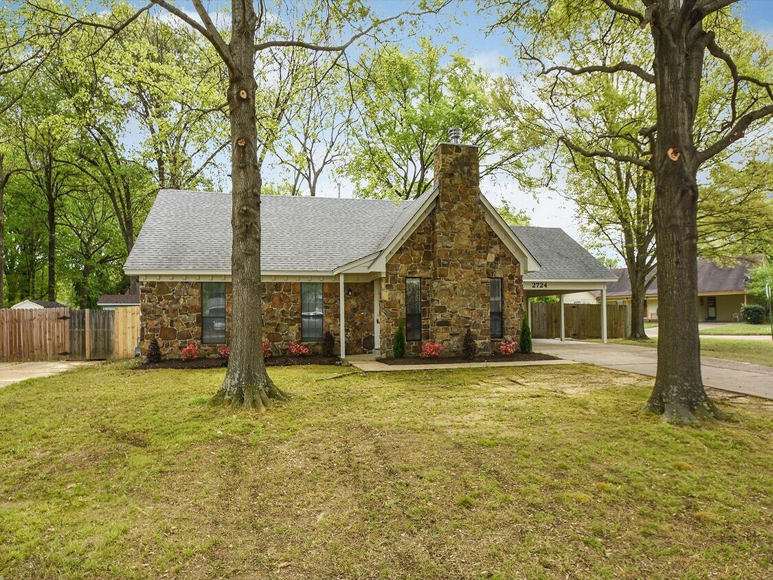 Foto principal - Updated and charming 3 bed, 2 bath with SU...