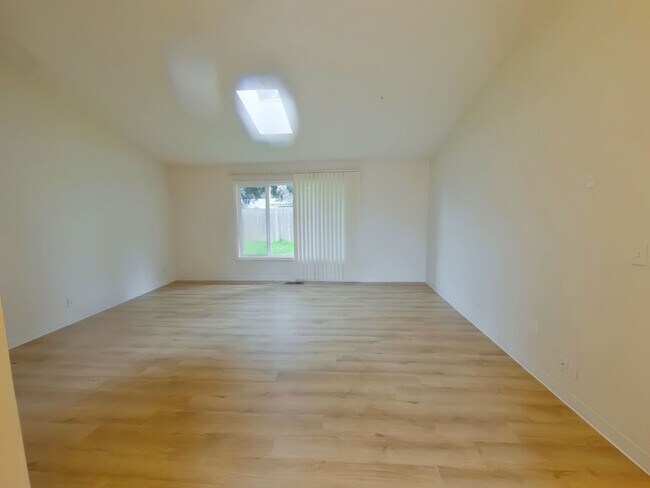 Foto del edificio - 2310 Snelling Dr