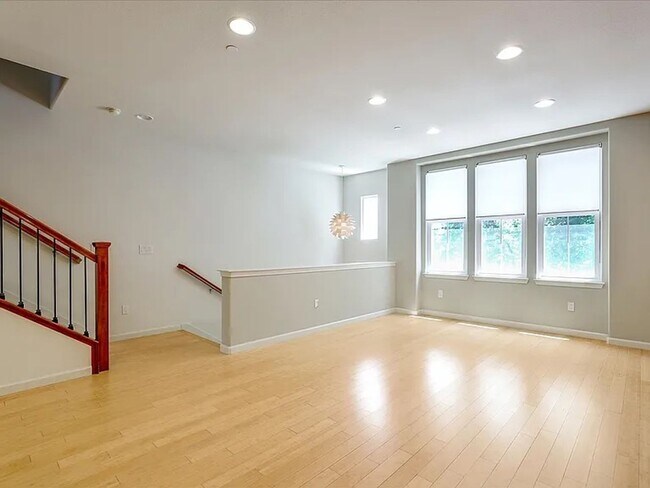 Foto del edificio - UPGRADED HOME IN HIGHLY CENTRAL SETTING. R...