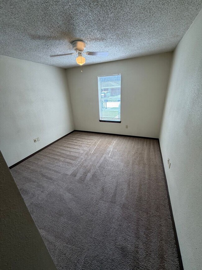 Foto del edificio - 2343 Elm Park Dr