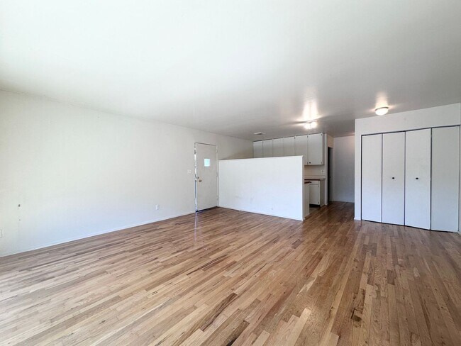 Foto del edificio - 2 Bed 1 Bath with Back Patio in Montavilla!