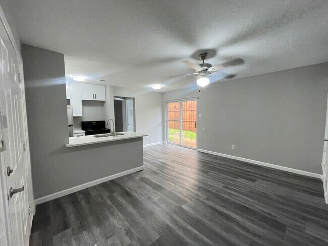 Foto del edificio - 811 Bluebird Dr