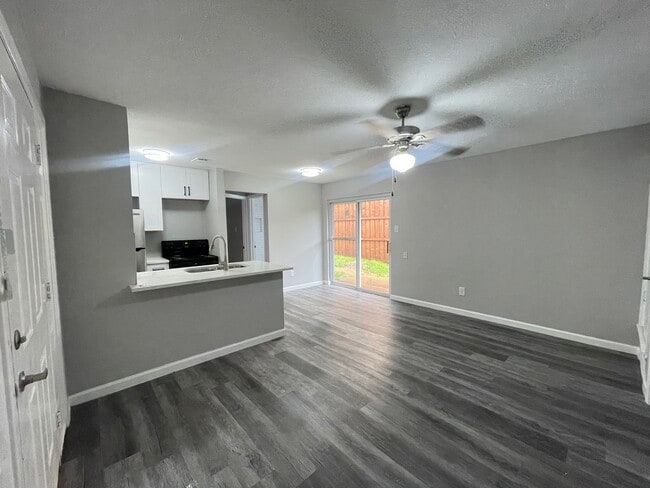 Building Photo - 811 Bluebird Dr