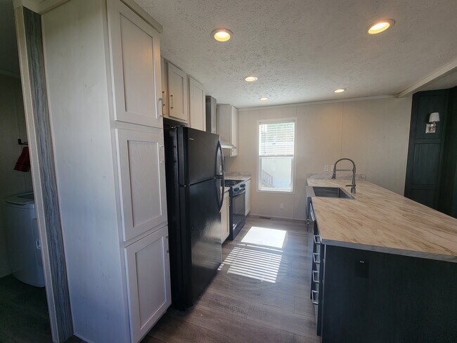 Foto del edificio - 15 Armstrong Ave