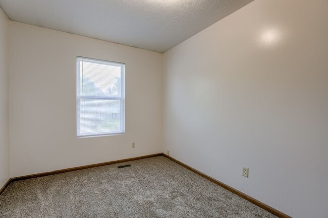 Building Photo - Nice Home Close to Campus