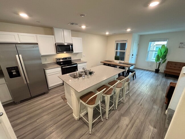 Foto del edificio - Gorgeous 3Bed/2.5Bath/2Car Townhome located in Southwest Las Vegas- Make the Move for Less: $300 ...